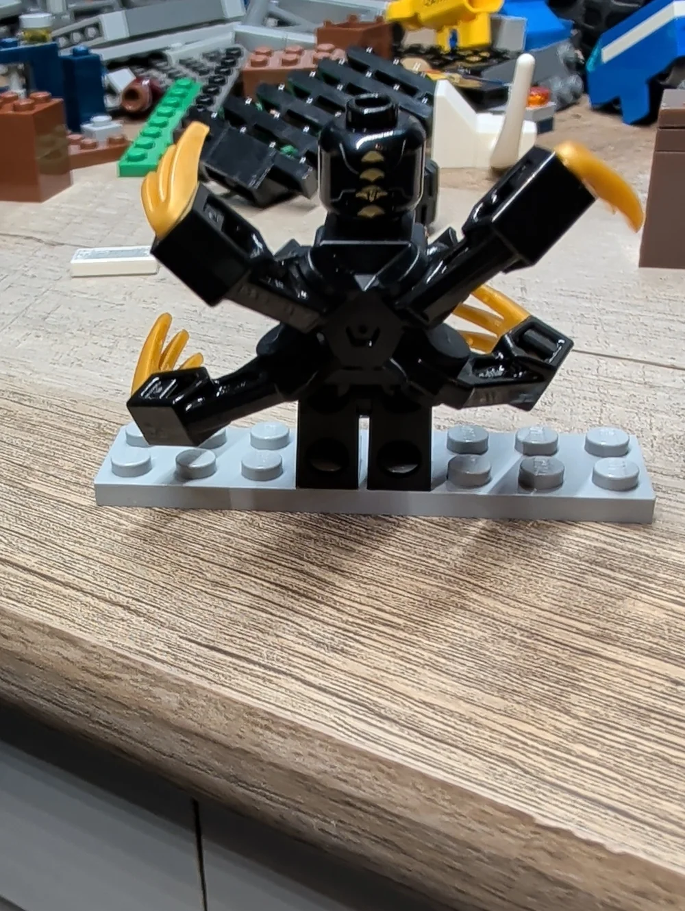 Lego Marvel Avengers Outrider Minofigure
